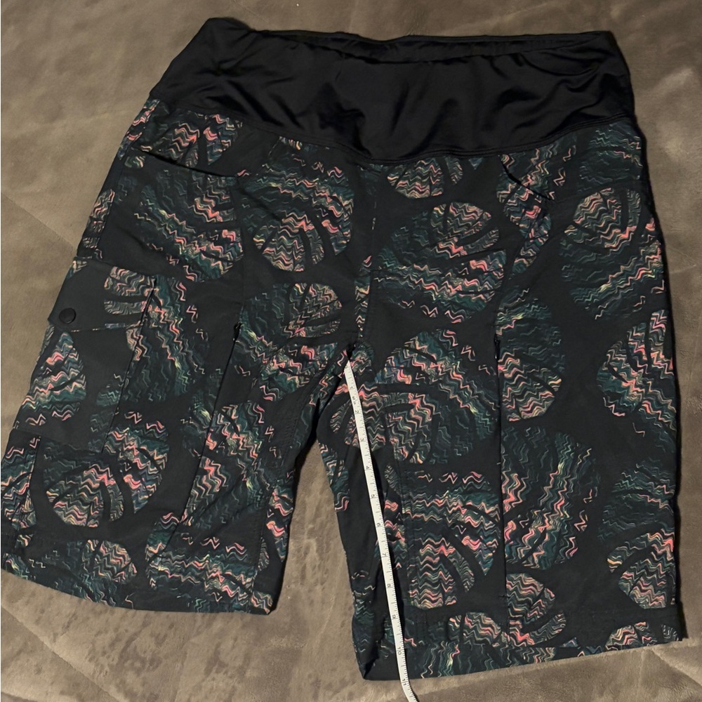 High-Waist Black Athletic Shorts with Multicolor Wave Leaf Print